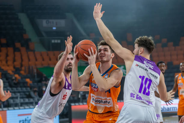 赛季的内线 赛季的内线